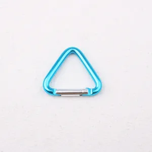 Detailaufnahme des Dreiecks-Karabiners aus Aluminium für Rucksack und Schlüsselanhänger.
