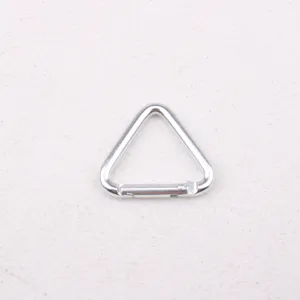 Detailansicht des kleinen Aluminium Dreieck Karabinerhakens, ideal für Rucksäcke Schlüssel.
