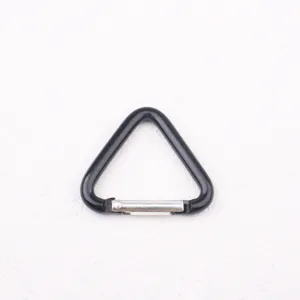 Nahaufnahme Detailansicht eines schwarzen Aluminiumlegierung Dreieck Karabiner Feder Clip.