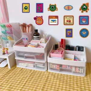 Detail van schattige waterdichte stickers met grappige cartoonontwerpen op de muur.