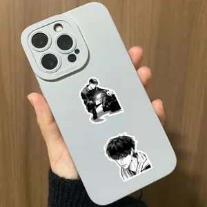 Primer plano detallado de pegatinas de personajes de anime en blanco y negro en una funda.
