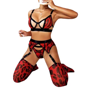 Conjunto de lencería sexy roja de malla con sujetador, braguita con liguero y medias finas.