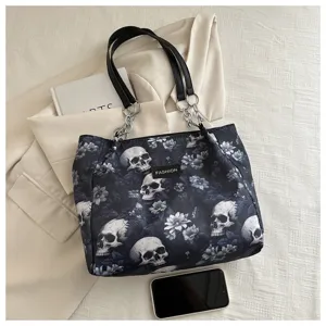 Detailansicht einer stylischen gothischen Totenkopf Blumen Tote Tasche mit Ketten.