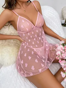 Vue rapprochée d'une nuisette sexy en tulle rose transparent avec imprimé cœur et fines bretelles.