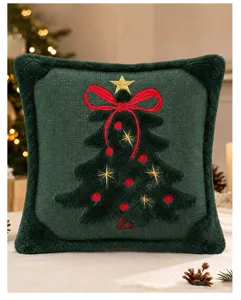Dettaglio del cuscino natalizio in peluche verde, decorazione accogliente per divano.