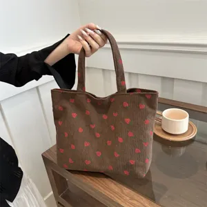 Bruine corduroy shopper tas met aardbeienprint, grote casual schoudertas voor dagelijks gebruik.