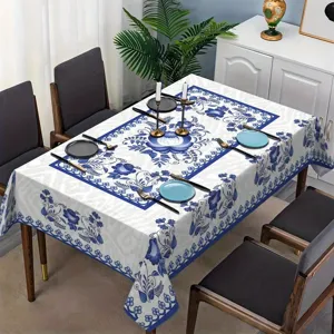 Vue détaillée de la nappe en polyester à fleurs bleues et blanches dans une jolie salle à manger.