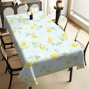 Nappe de table florale en polyester avec imprimé de roses jaunes délicates sur fond bleu clair.