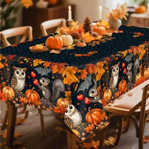 Détail de la nappe d'automne avec de mignons hiboux, écureuils et citrouilles colorées.