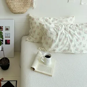 Housse de coussin à fleurs douce en peluche courte décorative pour chambre confortable