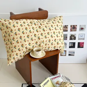 Gros plan sur la taie d'oreiller imprimé ours et cerises, tissu peluche doux pour déco.