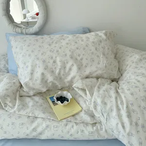 Vue de détail en gros plan de la taie d'oreiller imprimée de dessin animé mignon et doux.