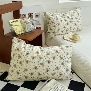Housse de coussin en peluche douce avec motif d'ours mignon, idéale pour la décoration de salon.