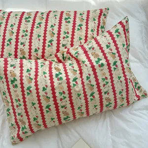 Charmante taie d'oreiller imprimee lapin fraise, deco de lit en peluche douce confortable.