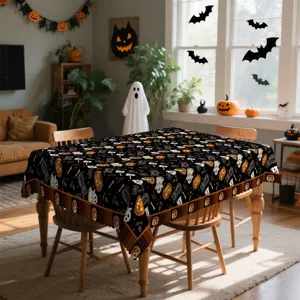 Vue détaillée de nappe d'Halloween avec des motifs effrayants de citrouilles et fantômes.
