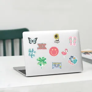 Detailaufnahme von ästhetischen Sommer Aufklebern mit schönen Motiven auf Laptop.