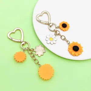 Nahaufnahme der süßen Sonnenblumen Schlüsselanhänger Details mit Herzverschluss Kette.
