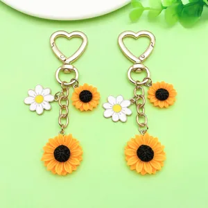 Nahaufnahme von Sonnenblumen und Gänseblümchen Metall Schlüsselanhänger mit Herzverschluss.