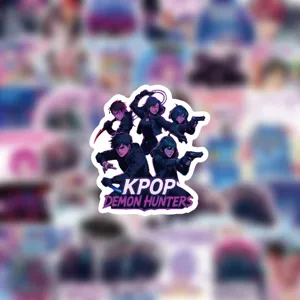 Nahaufnahme eines K-Pop Demon Hunters Cartoon-Aufklebers, wasserdicht für Laptop und Tablet.