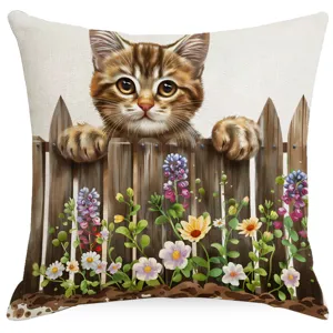 Détail de housse de coussin chat mignon et clôture avec illustration florale vibrante et douce.