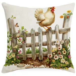 Vue détaillée de la housse de coussin avec motif de poulet et de clôture rustique.