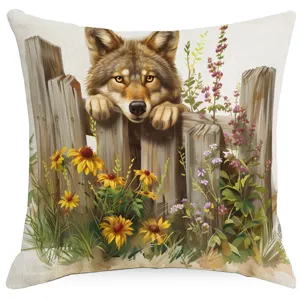Gros plan détaillé de la housse de coussin décorative avec un loup et une clôture florale.