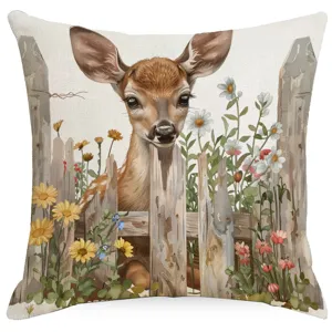 Jolie housse de coussin avec petit faon aquarelle et clôture, idéale pour salon et chambre déco.