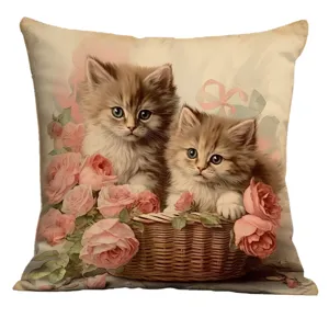 Vue de détail rapproché de la housse de coussin vintage chat et roses, texture douce.