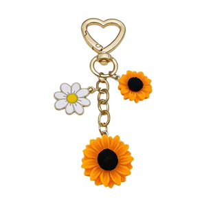 Süßer Sonnenblumen Schlüsselanhänger mit Herzkarabiner und Gänseblümchen für Damentaschen.