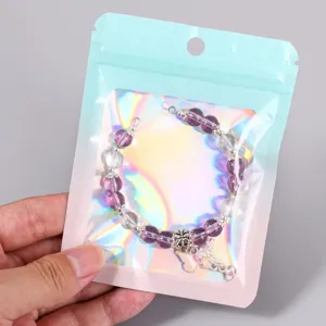 Gedetailleerd weergave van paarse kralenarmband in holografische zak met venster.