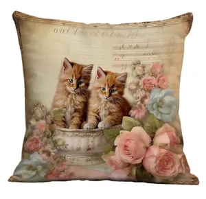 Détail en gros plan du tissu de housse de coussin avec chatons mignons et roses.
