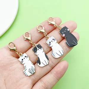 Leuke tekenfilm kat hanger sleutelhanger met gouden karabijnhaak accessoires.