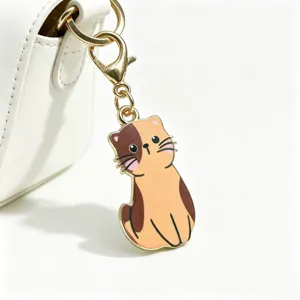 Schattige metalen kat hanger sleutelhanger met gouden karabijnhaak voor tas en stijlvol accessoire.