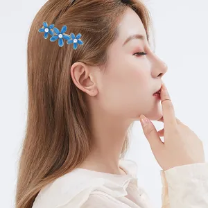 Pince à cheveux fleur bleue avec perles, élégant clip latéral émaillé pour frange femmes.