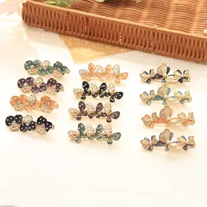 Élégantes pinces à cheveux papillon et fleur en alliage émaillé avec des perles fines.