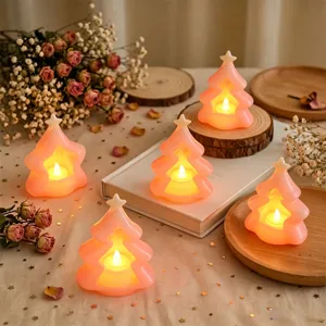 Nahaufnahme Detail rosa Weihnachtsbaum LED Kerzenlicht für gemütliche Tischdeko.