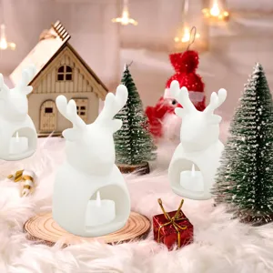 Primo piano dettagliato del portacandele renna bianco, decorazione tavola natalizia.