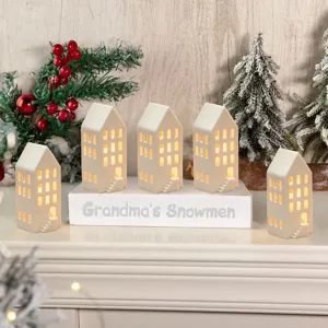 Keramische kerstdorp huizen set met LED-verlichting en een feestelijke basisdecoratie.