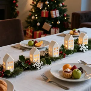 Kerstkeramiek lichtgevend huisje detail, feestelijke tafeldecoratie met warme sfeerverlichting.