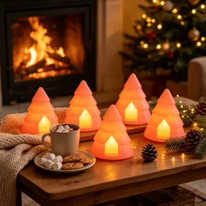 Escena de detalle vela LED árbol de navidad, decoración de mesa, brillo acogedor.