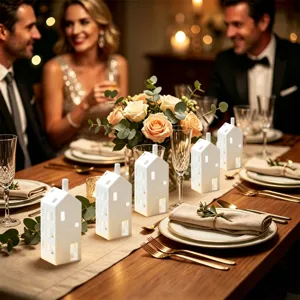 Witte keramieken lichtgevende huisje decoratie voor kerst tafel feest vakantie sfeer.