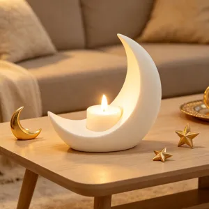 Vista detallada de un portavelas de media luna blanco con vela encendida en mesa.