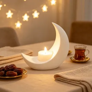 Detalle del candelabro en media luna, elegante decoración de mesa para el hogar festivo.