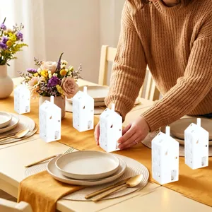 Gedetailleerd wit huis theelichthouder, keramische lantaarn voor gezellige tafeldecoratie feest.