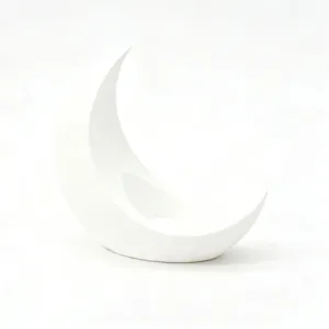 Vista detallada de la lámpara decorativa de mesa en forma de luna blanca, objeto moderno.