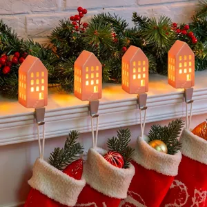 Keramisch huis Kerstmis LED licht kousenhouder schoorsteenmantel feestelijke decoratie detail