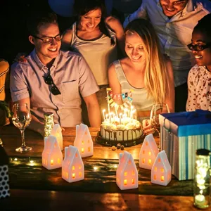Weißes Keramik Haus LED Teelichthalter Tischdeko für Weihnachtsfeier und gemütliche Beleuchtung.