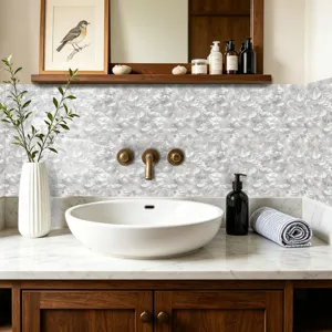 Adhesivo para azulejos con patron de concha de nacre para decoracion de pared de bano moderno.
