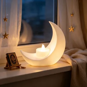 Vista detallada de portavelas en forma de media luna blanca con luz LED cálida en alféizar.