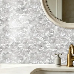 Primer plano de adhesivo para azulejos de nácar en una decoración de baño elegante.